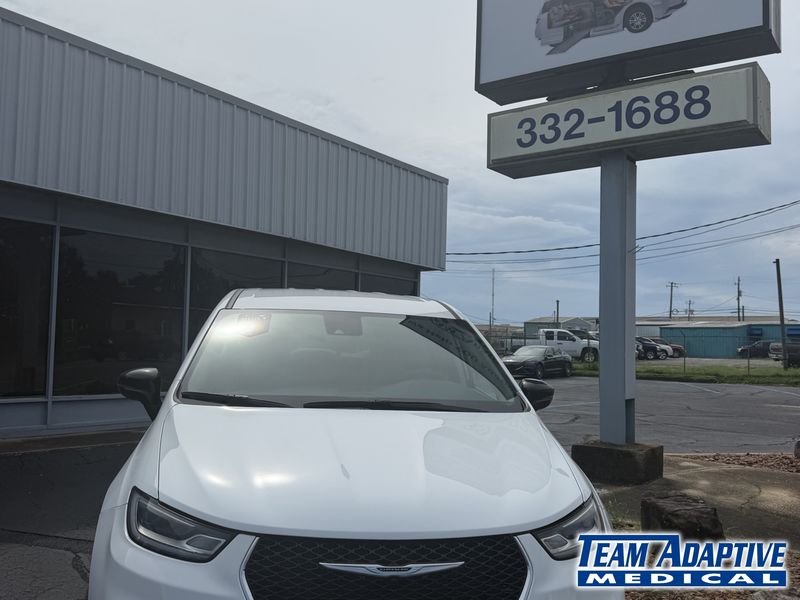 Used 2024 Chrysler Pacifica